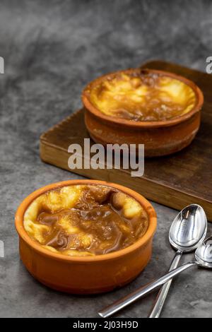 Auflauf-Reispudding auf dunklem Hintergrund. Ein köstliches Dessert aus Reis und Milch. Traditionelle Köstlichkeiten der mittelöstlichen Küche. Ortsname gu Stockfoto