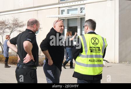 Extinction Rebellion Barclaycard HQ Protest -Stop Finanzierung fossiler Brennstoffe / besser ohne Barclays -14/03/22 Stockfoto