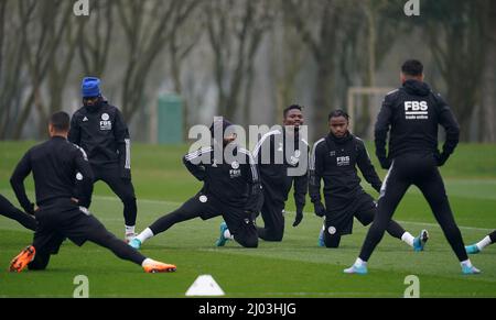 Kelechi Iheanacho (Mitte) und Ademola Lookman (zweite rechts) von Leicester City während einer Trainingseinheit auf dem LCFC Training Ground, Leicester. Bilddatum: Mittwoch, 16. März 2022. Stockfoto