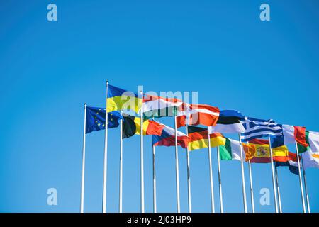 Die Flagge Europas neben der ukrainischen Flagge fliegt neben ganz Europa und allen EU-Gewerkschaftsmitgliedern Flaggen mit klarem blauen Himmel im Hintergrund. Russland setzt seinen Angriff auf die wichtigsten Städte der Ukraine eine Woche nach dem Start einer groß angelegten Invasion des Landes fort Stockfoto