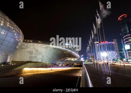 Seoul, Südkorea - 27. Februar 2018: Dongdaemun Design Plaza bei Nacht Stockfoto