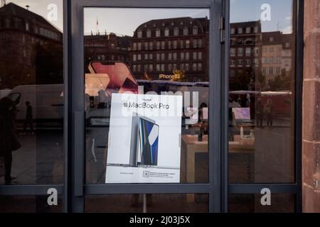 Straßburg, Frankreich - 29. Oktober 2021: Frontansicht der Werbung auf der Glasvitrine des Apple Stores für das neu gestaltete MacBook pro Professional Notebook mit M1 Pro und M1 Max CPU Stockfoto