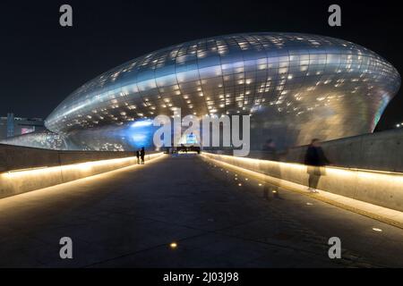 Seoul, Südkorea - 27. Februar 2018: Dongdaemun Design Plaza bei Nacht Stockfoto