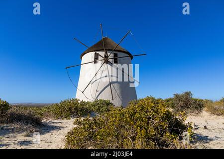 Windmühle im griechischen Stil im Club Mykonos Resort in Langebaan. Stockfoto