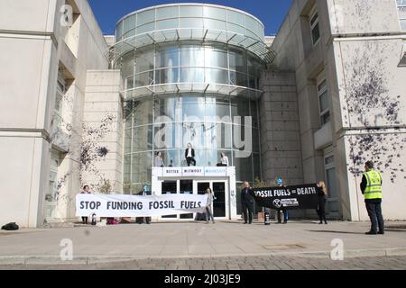 Extinction Rebellion Barclaycard HQ Protest -Stop Finanzierung fossiler Brennstoffe / besser ohne Barclays -14/03/22 Stockfoto