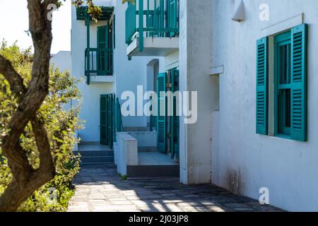 Terrasse im griechischen Stil, Fensterladenrahmen und weiße Wände im Club Mykonos Stockfoto