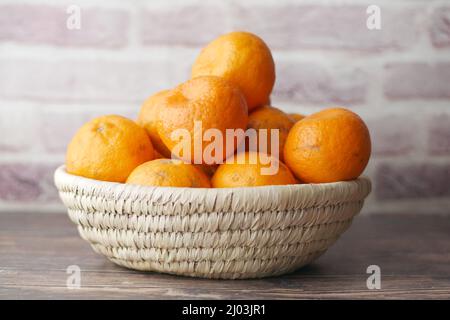 Nahaufnahme einer Scheibe Orangenfrucht in einer Schüssel Stockfoto