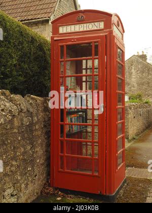 Umfunktionierte Telefonbox im Dorf Burnett, Somerset UK, die jetzt von der Gemeinde als Büchertausch oder freie Bibliothek genutzt wird. Stockfoto