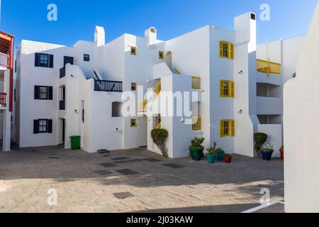 Innenhof im Club Mykonos Resort in der Stadt Langebaan, Südafrika. Farbenfrohe balkone im griechischen Stil und Fensterrahmen Stockfoto