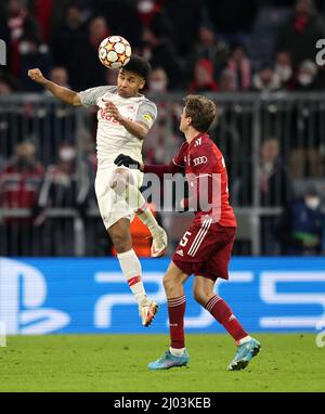 Karim Adeyemi vom Red Bull FC Salzburg, Thomas Müller vom FC Bayern München Fussball UEFA Championsleague FC Bayern MŸnchen - RB Salzburg Achtelfinale RŸckspiel Saison 2021 / 2022 8.3.2022 © diebilderwelt / Alamy Stock Stockfoto