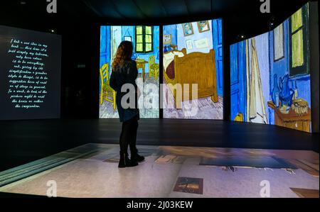 Festival Square, Edinburgh, Schottland, Großbritannien, 16. März 2022. Van Gogh Alive: Ein immersives, multisensorisches Erlebnis von Van Goghs Kunst beginnt mit der Erfahrung, in der Ausstellung von Licht, Farbe und Klang umgeben zu sein. Van Goghs Meisterwerke werden zum Leben erweckt und geben den Besuchern das Gefühl, direkt in seine Gemälde zu gehen Stockfoto