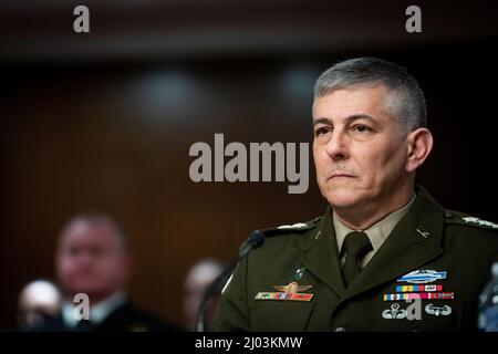 General Stephen Townsend, Commander, United States Africa Command, erscheint vor einer Anhörung des Senatsausschusses für bewaffnete Dienste, um die Haltung des United States Central Command und des United States Africa Command im Dirksen Senate Office Building in Washington, DC, USA, zu untersuchen, Dienstag, den 15. März, 2022. Foto von Rod Lampey/CNP/ABACAPRESS.COM Stockfoto