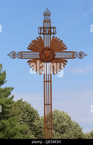 Croix de fer forgé. Brou. Bourg-en-Bresse. /Schmiedeeiserne Kreuz. Saint-Nicolas-de-Tolentin Kirche von Brou. Bourg-en-Bresse. Stockfoto