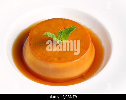 Peruanische Torte mit Minze in einer weißen Dessertschüssel garnieren Stockfoto