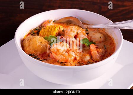 Peruanische Garnelen und Maiskolben in einer weißen Schüssel Stockfoto