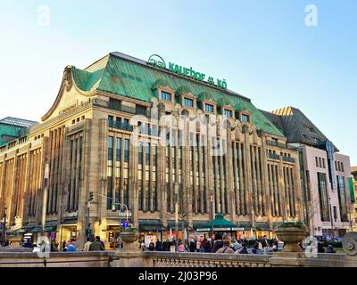 Düsseldorf City an einem sonnigen Frühlingstag mit historischem Gebäude des traditionsreichen Kaufhauses Galerie Kaufhof. Stockfoto