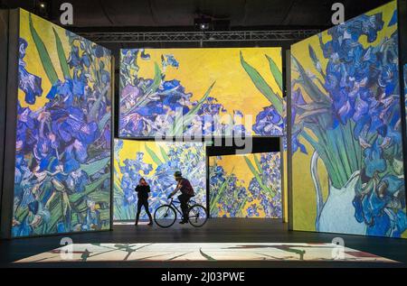 Tom Dibdin erkundet die Hauptgalerie während einer Vorschau auf Van Gogh Alive, ein immersives, multisensorisches Kunsterlebnis, das High-Definition-Projektionen von Van Goghs Gemälden mit digitalem Surround-Sound und Aromen der Provence auf dem Festival Square in Edinburgh kombiniert. Bilddatum: Mittwoch, 16. März 2022. Stockfoto