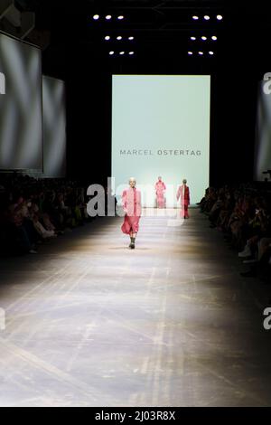 Berlin, Deutschland. 15. März 2022. Marcel Ostertag Fashion Show während der Berlin Fashion Week Herbst/Winter 2022. (Foto: Beata Siewicz/Pacific Press) Quelle: Pacific Press Media Production Corp./Alamy Live News Stockfoto