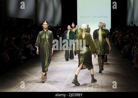 Berlin, Deutschland. 15. März 2022. Marcel Ostertag Fashion Show während der Berlin Fashion Week Herbst/Winter 2022. (Foto: Beata Siewicz/Pacific Press) Quelle: Pacific Press Media Production Corp./Alamy Live News Stockfoto