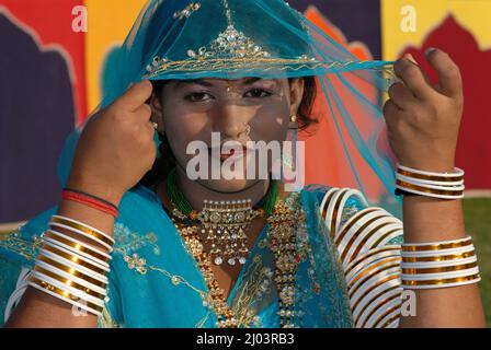 Okt. 07 2006 Porträt der traditionellen indischen ländlichen Mädchen Frau in Sari Kostüm bedeckt ihren Kopf mit Schleier. Rajasthan Weibchen mit Gesicht teilweise bedeckt. Stockfoto