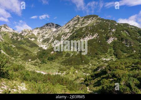 Herrliche Aussicht auf die Berge auf einem Weg zwischen Vogel und Komna Stockfoto