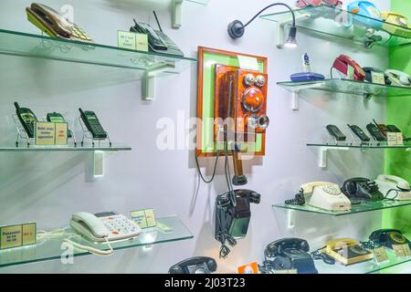 Eine Sammlung von alten russischen, sowjetischen, kommunistischen mobilen, Heim-, Dreh-, Telefone der 1980er Jahre. Im Museum für Kommunikation in Taschkent, Usbekistan. Stockfoto