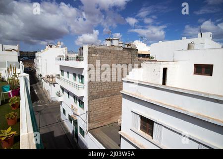 Blick von der Dachterrasse auf Apartmentgebäude in der gegend von san Gines in der Innenstadt von arrecife lanzarote kanarische Inseln spanien Stockfoto