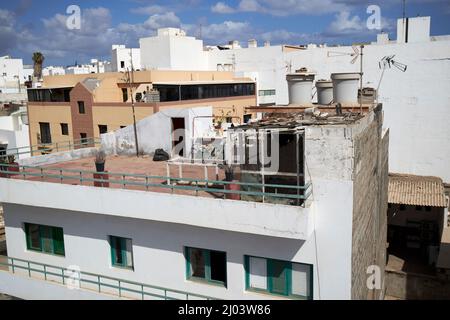 Blick von der Dachterrasse auf das benachbarte Gebäude mit Vogelkäfig in der gegend von san Gines in der Innenstadt von arrecife lanzarote kanarische Inseln spanien Stockfoto