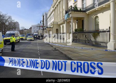 London, England, Großbritannien. Das Gebiet wurde während einer Polizeioperation auf dem Belgrave Square im Zentrum von London abgesperrt. Stockfoto