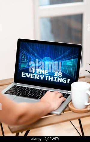 Hand schreiben Zeichen Zeit ist alles. Berücksichtigung von Geschäftsidee andere Ereignisse können das gewünschte Ergebnis beeinflussen. Beide Hände tippen auf dem Laptop neben dem Cup Stockfoto
