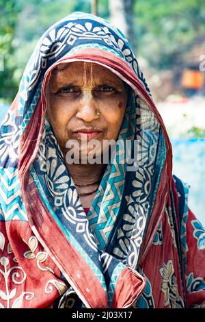 Satkhira, Bangladesch - 31. Januar 2017: Porträt einer alten Hindu-Frau mit einem grauen Tilaka auf der Stirn, auf dem Weg zum Tempel Stockfoto