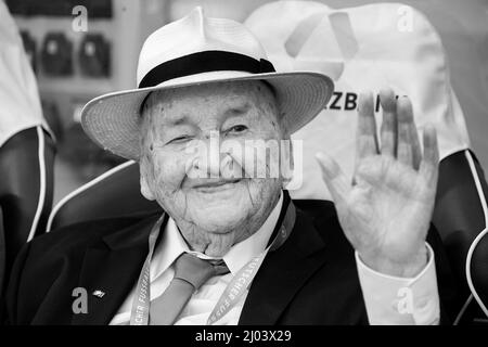 Aachen, Deutschland. 16. März 2022. ARCHIVFOTO: Der ehemalige DFB-Präsident Egidius BRAUN starb im Alter von 97 Jahren. Egidius BRAUN (GER), Ehrenpräsident (EhrenprvÉ¬sssident) des DFB, als Gast, Ehrengast; grüßt (grvÉ¬ºsst), winkt mit einer Hand, hat Hut, panamahut, Strohhut, oben, Porträt; Veranstaltung des DFB/V¢¬A¬ûDFB - Hautnahv¢¬A¬ú, öffentliches Training der deutschen Fußballnationalmannschaft für Zuschauer und Fans, am 5.. Juni 2019 in Aachen DFB/ UEFA-Vorschriften verbieten die Verwendung von Fotos als Bildsequenzen und/oder quasi-Video vÇ¬ Quelle: dpa/Alamy Live News Stockfoto