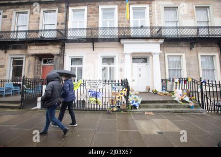 Edinburgh, Großbritannien. 16. März 2022. Die Menschen kommen an Unterstützungsbotschaften vorbei, die vor dem ukrainischen Konsulat in Edinburgh hinterlassen wurden. Schottland. Pic Credit: Pako Mera/Alamy Live News Stockfoto