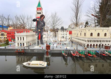 16. März 2022, Bayern, Günzburg: Sonja Hermann, Mitarbeiterin im Freizeitpark Legoland, befreit ein aus Legosteinen nachgestelltes Modell der Stadt Venedig aus Sahara-Staub in Miniland. Etwa zwei Wochen vor Saisonbeginn stellt der Staub die Parkmitarbeiter vor besondere Herausforderungen. Foto: Karl-Josef Hildenbrand/dpa Stockfoto