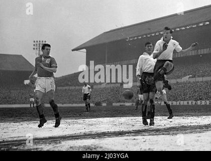 Aktenfoto vom 12-02-1955 von Tottenham Hotspur's Tony Marchi beim Abräumen des Balls von Blackpool's Allan Brown (l). Der ehemalige Kapitän von Tottenham, Tony Marchi, 1961 Mitglied des doppelt siegreichen Teams des Clubs, ist im Alter von 89 Jahren verstorben. Ausgabedatum: Mittwoch, 16. März 2022. Stockfoto