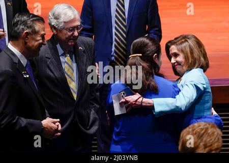 Die Sprecherin des Repräsentantenhauses, Nancy Pelosi aus dem Kalifen, rechts, begrüßt die ukrainische Botschafterin in den USA, Oksana Markarova, als sie am Mittwoch, den 16. März 2022, im Capitol in Washington per Video vor dem US-Kongress sprechen hören. Mitch McConnell von Ky., der zweite von links, sieht sich an. (Foto von J. Scott Applewhite/Pool/Sipa USA) Stockfoto