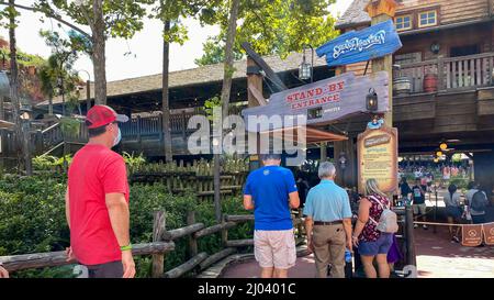 Orlando, FL USA - 25. Juli 2020: Die Wasserfahrt Splash Mountain im Walt Disney World Magic Kingdom in Orlando, Florida. Stockfoto