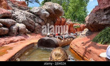 Orlando, FL USA - 5. Juli 2021: Die Wasserfahrt Splash Mountain im Walt Disney World Magic Kingdom in Orlando, Florida. Stockfoto