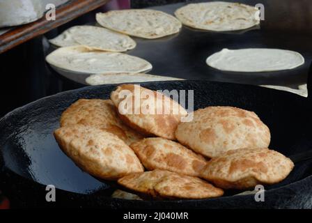 Mumbai Maharashtra Indien Asien Dez, 03 2006 Indisches traditionelles Essen Puri poori tief gebratene in Öl testy indisches Brot aus Weizenmehl Street Food. Stockfoto