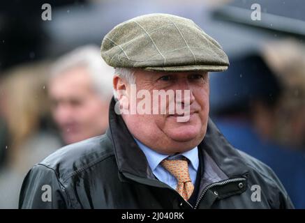 Trainer Paul Nicholls am zweiten Tag des Cheltenham Festivals auf der Pferderennbahn von Cheltenham. Bilddatum: Mittwoch, 16. März 2022. Stockfoto