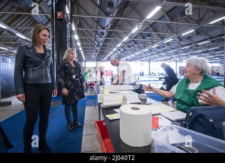 UTRECHT - Ministerin Hanke Bruins Slot (Binnenlandse Zaken) bringt eine Woche an der Jaarbeurs waar stemmen worden geteld. De stemmen die de afgelopen twee dagen vervroegd zijn uitgebracht voor de gemeenteraadsverkiezingen wurden Geld in de Jaarbeurs. Vanwege corona was de mogelijkheid tot vervroegd stemmen opengesteld, net als vorig jaar bij de Tweede Kamerverkiezingen. ANP JEROEN JUMELET Stockfoto