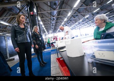 UTRECHT - Ministerin Hanke Bruins Slot (Binnenlandse Zaken) bringt eine Woche an der Jaarbeurs waar stemmen worden geteld. De stemmen die de afgelopen twee dagen vervroegd zijn uitgebracht voor de gemeenteraadsverkiezingen wurden Geld in de Jaarbeurs. Vanwege corona was de mogelijkheid tot vervroegd stemmen opengesteld, net als vorig jaar bij de Tweede Kamerverkiezingen. ANP JEROEN JUMELET Stockfoto