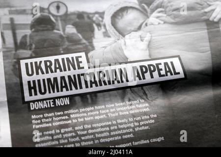 Ukraine Humanitarian Appeal Zeitungsannonce Werbung für Spenden, um Menschen zu helfen, die vor der russischen Invasion fliehen März 2022 London England Großbritannien Stockfoto