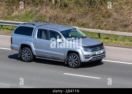 2020 silberner VW Volkswagen Amarok DC V6 TDI Adventura Black Edition 2967cc Diesel-SUV auf der M61 Motorway, Manchester, Großbritannien Stockfoto