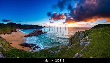 Sonnenuntergang am Murder Hole Strand in Boyeeghter Bay, Melmore, Rosguill, County Donegal, Irland Stockfoto