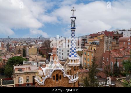 PARK GUELL BARCELONA KATALONIEN SPANIEN BUNTE GAUDI TRENCADIS-MOSAIKEN AUF DEM DACH DES BLAU-WEISSEN TURMGEBÄUDES Stockfoto