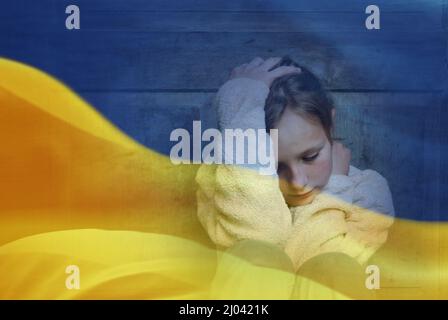 Doppelbelichtung von kleinen Mädchen Flüchtling r und ukrainische Flagge. Stockfoto