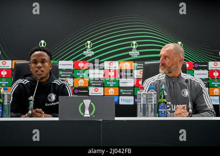 Rotterdam, Niederlande. 16. März 2022, Luis Sinisterra von Feyenoord, Feyenoord-Assistenztrainer John de Wolf während der Pressekonferenz und Schulung von Feyenoord am 16. März 2022 in de Kuip, Rotterdam, Niederlande. (Box zu Box Pictures/Tom Bode) Stockfoto