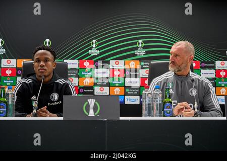 Rotterdam, Niederlande. 16. März 2022, Luis Sinisterra von Feyenoord, Feyenoord-Assistenztrainer John de Wolf während der Pressekonferenz und Schulung von Feyenoord am 16. März 2022 in de Kuip, Rotterdam, Niederlande. (Box zu Box Pictures/Tom Bode) Stockfoto