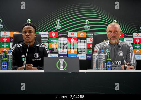 Rotterdam, Niederlande. 16. März 2022, Luis Sinisterra von Feyenoord, Feyenoord-Assistenztrainer John de Wolf während der Pressekonferenz und Schulung von Feyenoord am 16. März 2022 in de Kuip, Rotterdam, Niederlande. (Box zu Box Pictures/Tom Bode) Stockfoto